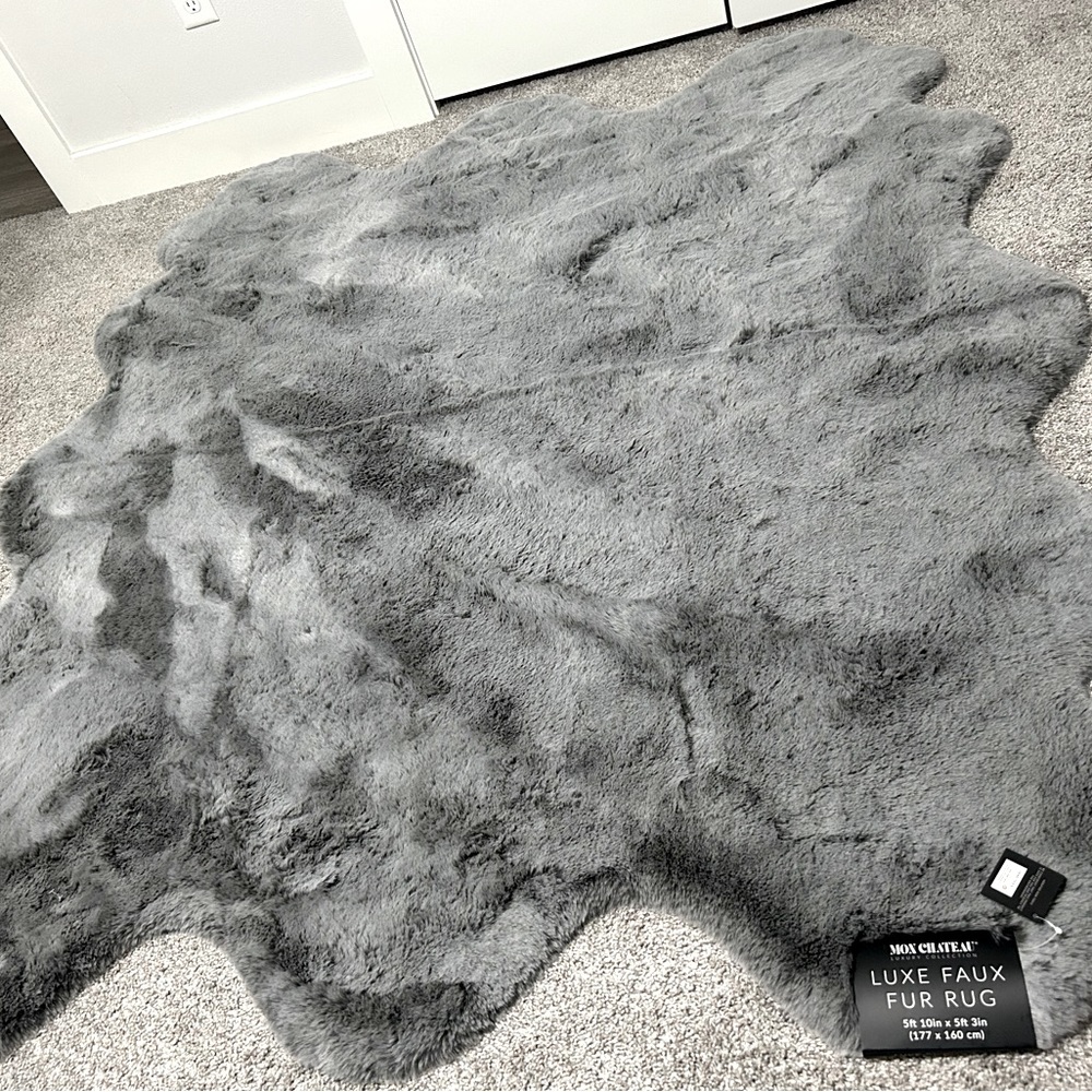 New with tag Mon Chateau Luxe Faux Fur Rug